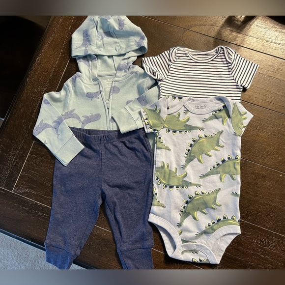 Infant baby Carter’s 3-6M bundle - two onesies, hoodie and sweatpants - Picture 6 of 8